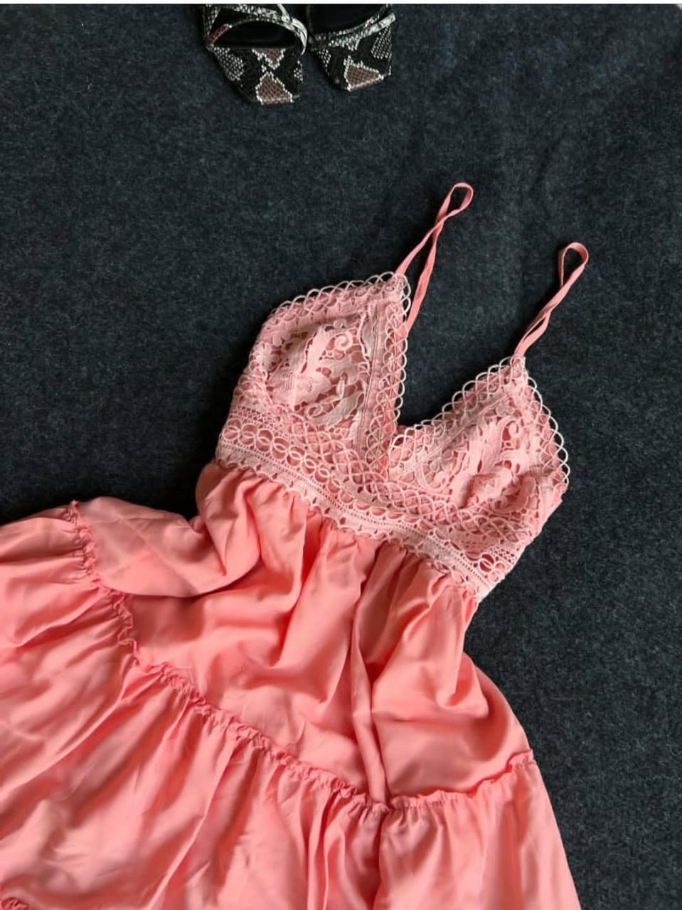 Robe Courte Rose à Bretelles – Dos Ouvert avec Nœud,