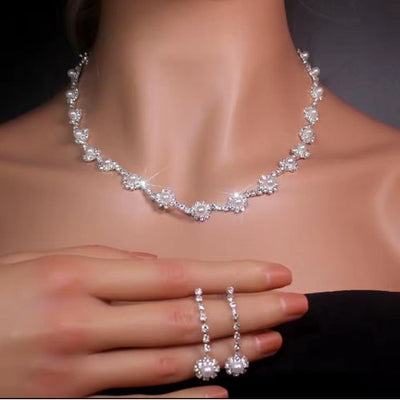 Ensemble de Bijoux en Cristal Plaqué Argent, Boucles d'Oreilles et Collier