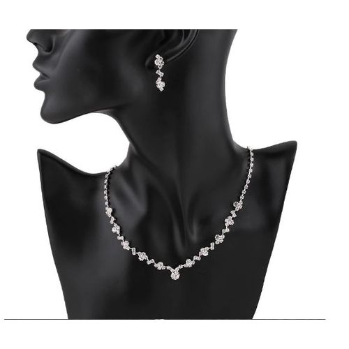 Parure de bijoux argentée en cristal – collier & boucles d’oreilles élégants