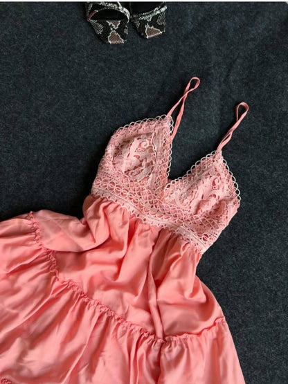 Robe Courte Rose à Bretelles – Dos Ouvert avec Nœud,
